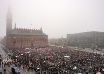“Руки геть від Гренландії”: тисячі людей протестують у Данії проти плантів Трампа про захоплення острова