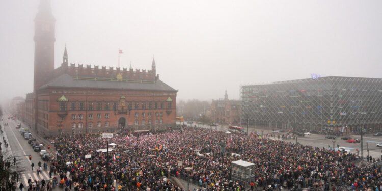 “Руки геть від Гренландії”: тисячі людей протестують у Данії проти плантів Трампа про захоплення острова