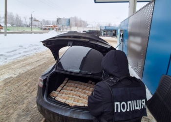 Правоохоронці викрили групу зловмисників, які організували схему складання теоретичних іспитів з водіння за допомогою шпигунського обладнання (ФОТО)