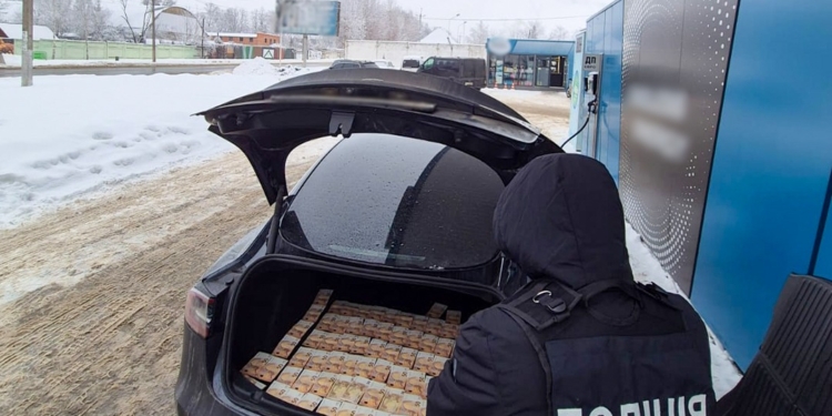 Правоохоронці викрили групу зловмисників, які організували схему складання теоретичних іспитів з водіння за допомогою шпигунського обладнання (ФОТО)