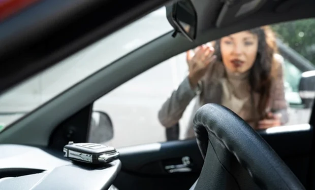 Як відкрити машину за 5 хвилин, якщо ключі залишилися всередині? Лайфхак для забудьків