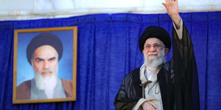 Лідер Ірану Хаменеї нібито готує втечу до Москви, Трамп зробив прозорий натяк