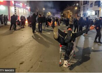 Жіноче обличчя протестів в Ірані – дівчата прикурюють від палаючих фото Хаменеї (ФОТО)