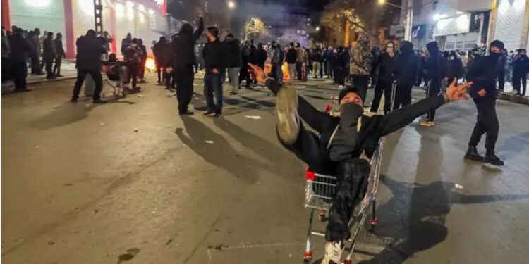 Жіноче обличчя протестів в Ірані – дівчата прикурюють від палаючих фото Хаменеї (ФОТО)