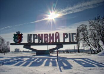 Рашисти вдарили балістикою по Кривому Рогу – у багатоквартирні будинки (ФОТО, ВІДЕО)