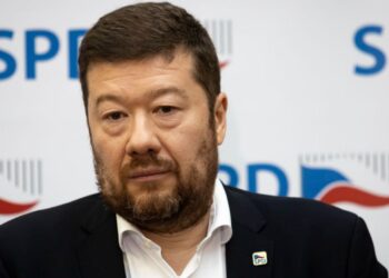 “Українські злодії навколо хунти Зеленського будують туалети із золота… Нехай такої країни не буде в ЄС”, – скандальна заява чеського спікера і реакція на неї