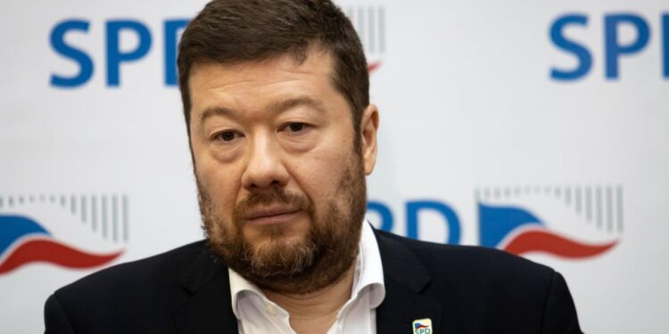 “Українські злодії навколо хунти Зеленського будують туалети із золота… Нехай такої країни не буде в ЄС”, – скандальна заява чеського спікера і реакція на неї