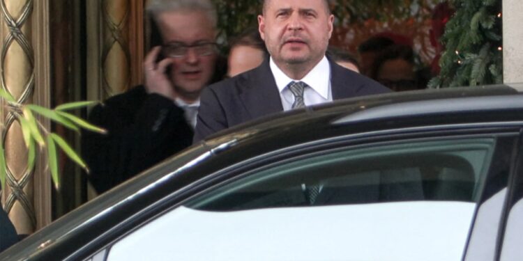 Майже операція “водій Бормана”. НАБУ провело обшуки у водія Єрмака