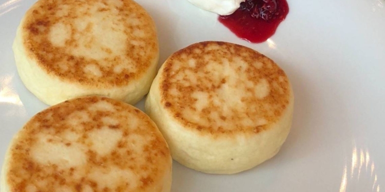 У правильні сирники не додають ні муку, ні манку. Секрет ресторанної страви (ФОТО)