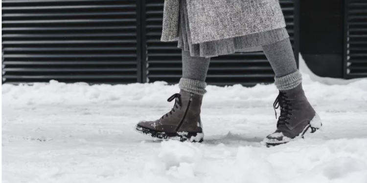 Що робити з білими плямами від солі на взутті. Дієві методи