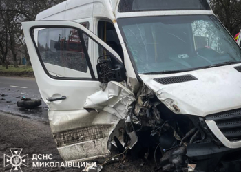 На Миколаївщині міжміська маршрутка зіткнулася з трактором – є постраждалий