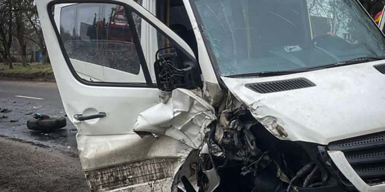 На Миколаївщині міжміська маршрутка зіткнулася з трактором – є постраждалий