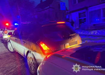 На Тернопільщині п’яний ТЦКашник збив знак і протаранив авто поліції (ФОТО)