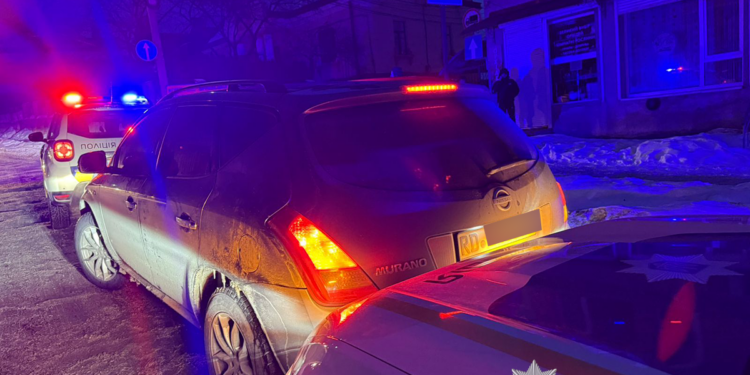 На Тернопільщині п’яний ТЦКашник збив знак і протаранив авто поліції (ФОТО)