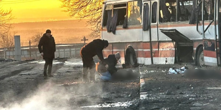 На Дніпропетровщині загинули 12 шахтарів, ще 7 поранено – росіяни дроном атакували автобус (ФОТО)