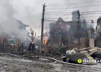 Внаслідок атаки на Київщину 1 загиблий, горіла Борщагівка, постраждав будинок нардепа Разумкова (ВІДЕО)