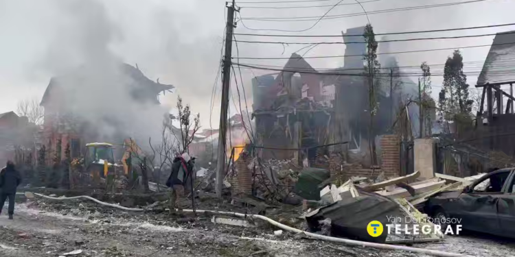 Внаслідок атаки на Київщину 1 загиблий, горіла Борщагівка, постраждав будинок нардепа Разумкова (ВІДЕО)