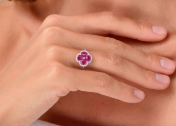 Червоний як любов: як поєднувати рубінові каблучки з вашим гардеробом