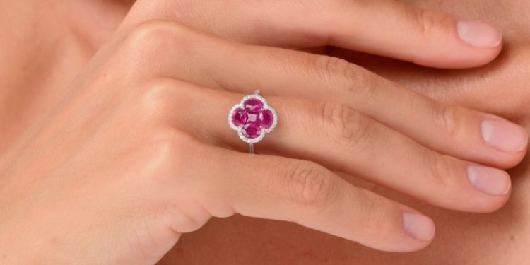 Червоний як любов: як поєднувати рубінові каблучки з вашим гардеробом