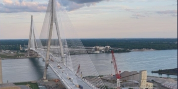 Вже геть бо-бо. Трамп погрожує заблокувати відкриття нового мосту з Канадою – хоче половину