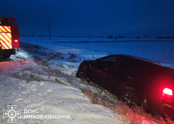 Зимно на Миколаївщині: рятувальники буксирували «швидкі» і автівки та транспортували хворих  