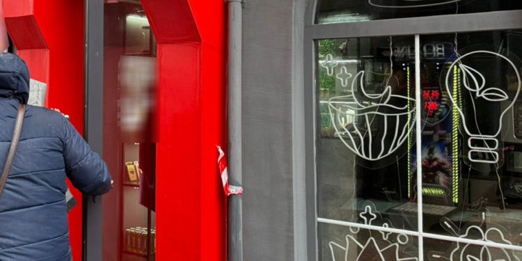 У Миколаєві поліція припинила роботу магазину мережі незаконного продажу екстракту канабісу (ФОТО)