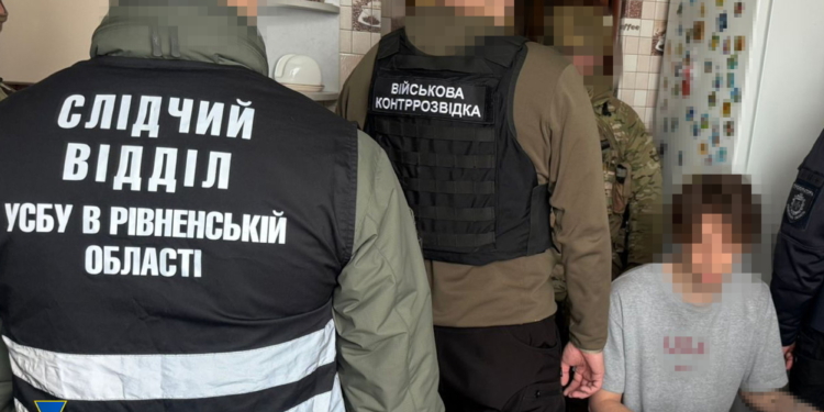 У Рівному СБУ затримала російського шпигуна – з документами, тільки парашута за спиною бракувало (ФОТО)