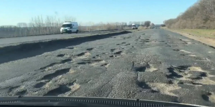 Уряд дав доручення забезпечити термінову готовність до ремонту доріг