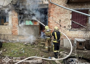 Під Миколаєвом горіла дача, у Снігурівці – балкон