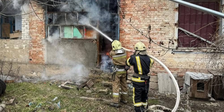 Під Миколаєвом горіла дача, у Снігурівці – балкон