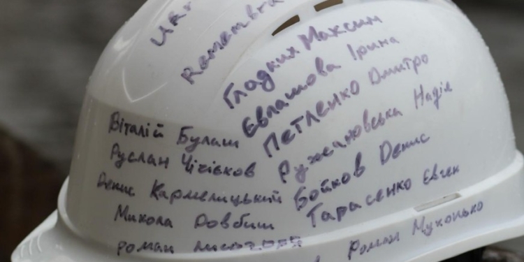 Енергетики підтримали Гераскевича і показали свої шоломи з іменами загиблих колег (ФОТО)