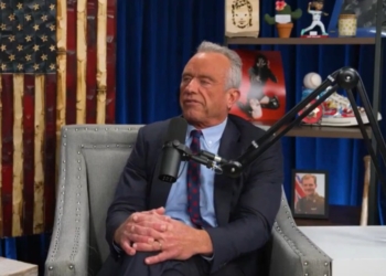 Міністр охорони здоров’я США Роберт Ф. Кеннеді не боїться мікробів, оскільки «нюхав кокаїн прямо з сидінь унітазів» (ВІДЕО)