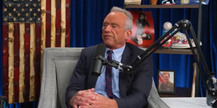 Міністр охорони здоров’я США Роберт Ф. Кеннеді не боїться мікробів, оскільки «нюхав кокаїн прямо з сидінь унітазів» (ВІДЕО)