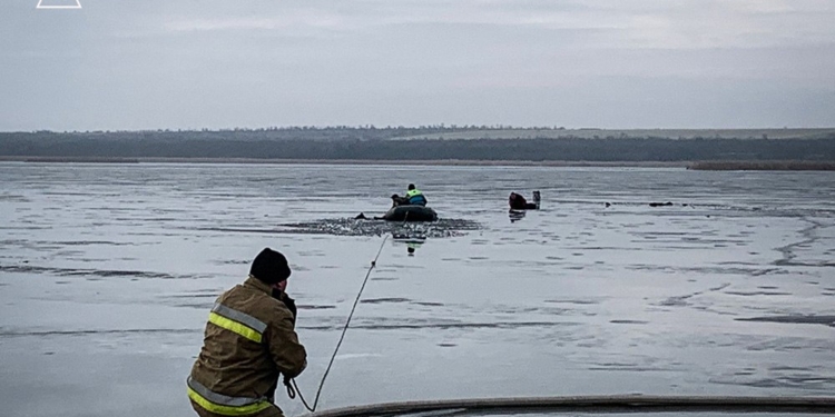 На Миколаївщині двоє чоловіків провалилися під лід – один загинув