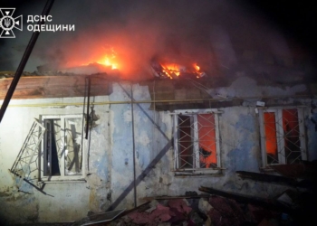 В Одесі під завалами будинку, в який влучив дрон, загинула жінка (ФОТО)