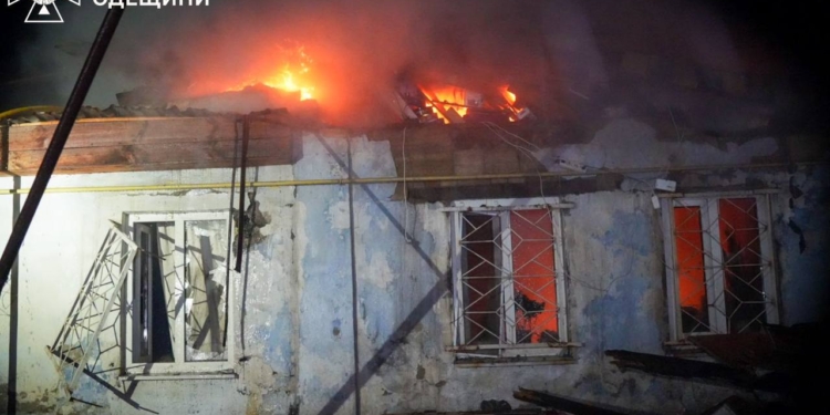 В Одесі під завалами будинку, в який влучив дрон, загинула жінка (ФОТО)