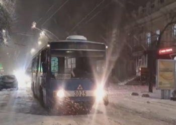 У Миколаєві всю ніч очищали контактну мережу електротранспорту – як це було (ВІДЕО)