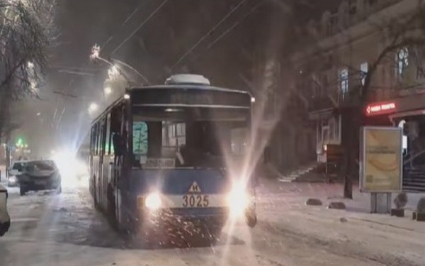 У Миколаєві всю ніч очищали контактну мережу електротранспорту – як це було (ВІДЕО)