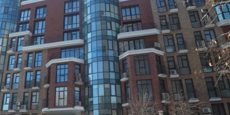 Головний прокурор Одещини з дружиною отримали “щедрі знижки” на елітну нерухомість та Range Rover (ФОТО, ВІДЕО)