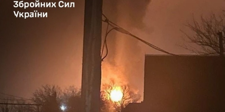 Сьогодні вночі українські підрозділи запалили Ільський НПЗ, логістику ворога і вузол зв’язку