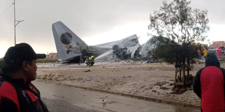 У Болівії розбився літак, набитий грошима. Людей, які їх збирали, розганяли газом (ФОТО, ВІДЕО)
