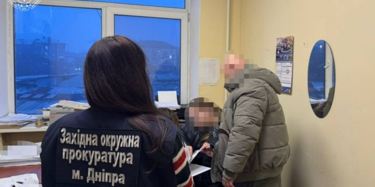 У Дніпрі лікарі замість травмованої оперували дитині здорову руку, та операція була непотрібна взагалі