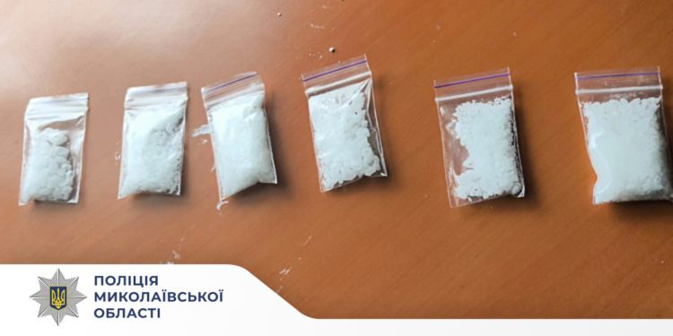У Південноукраїнську на Миколаївщині поліцейські затримали жінку за незаконне зберігання психотропів з метою збуту (ФОТО)