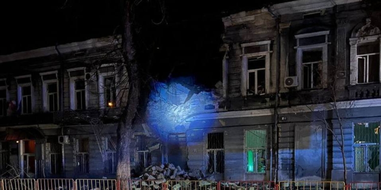 Внаслідок нічної атаки в Одесі зруйнований будинок в центрі і ще кілька