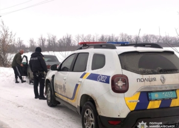 На півночі Миколаївщини поліцейські офіцери громад допомогли водію вибратись зі снігової пастки (ФОТО)