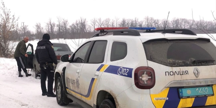 На півночі Миколаївщини поліцейські офіцери громад допомогли водію вибратись зі снігової пастки (ФОТО)