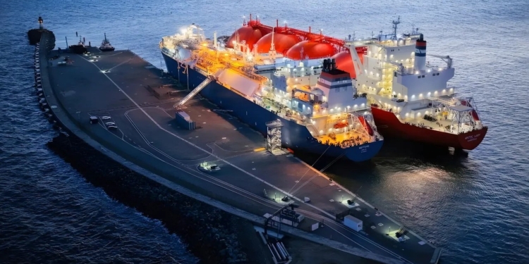 Нафтогаз вперше постачає скраплений газ через термінал в Німеччині