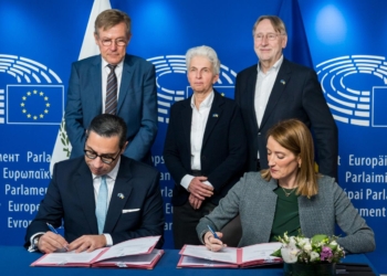 Президентка Європарламенту Мецола підписала угоду про надання Україні кредиту на 90 млрд євро