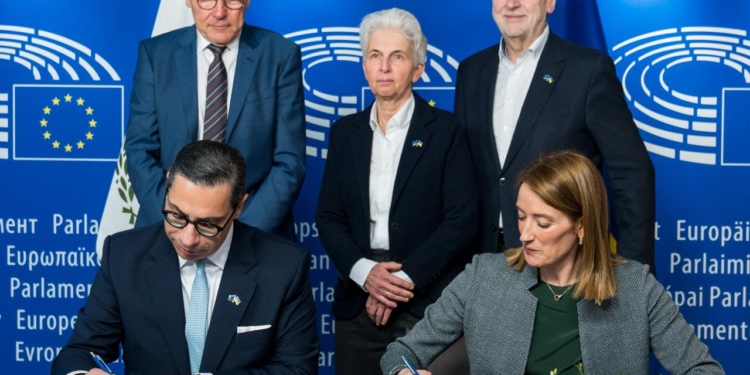 Президентка Європарламенту Мецола підписала угоду про надання Україні кредиту на 90 млрд євро