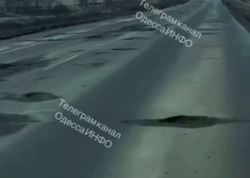 Дорога Миколаїв-Одеса розбита так, як вже давно не було (ВІДЕО)
